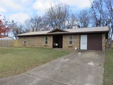 611 S Hall St, Clarksville, TX 75426