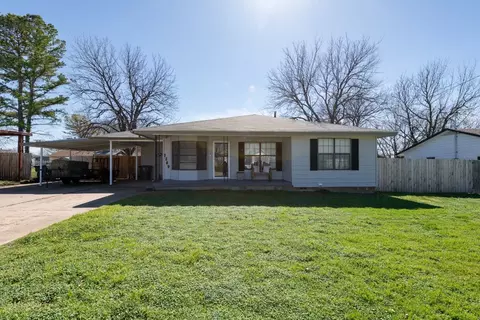 1209 E Spring St, Henrietta, TX 76365