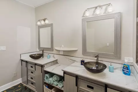 Bath - 115 Pheasant Run Ct, Sunset, TX 76270 photo 2 of 3
