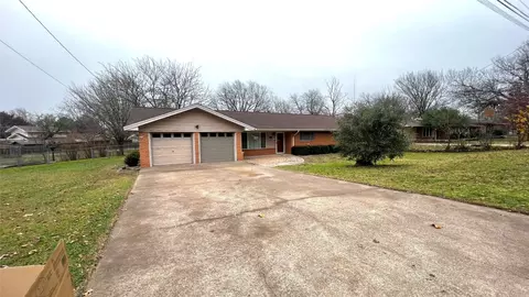 611 Pillar St, Bowie, TX 76230
