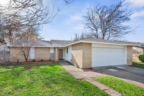 722 Thomas Chapel Dr, Arlington, TX 76014