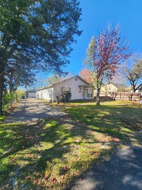 909 S Dallas St, Ennis, TX 75119