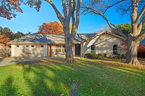 2816 Autumn Dr, Hurst, TX 76054