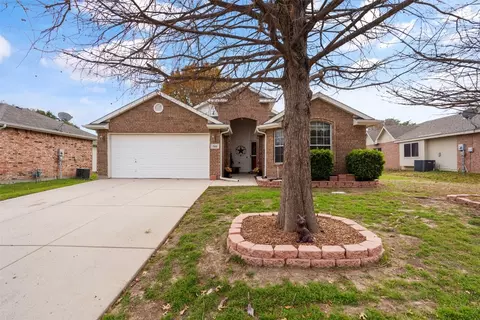 749 Cardinal Dr, Saginaw, TX 76131
