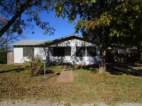 202 W Belknap St, Seymour, TX 76380