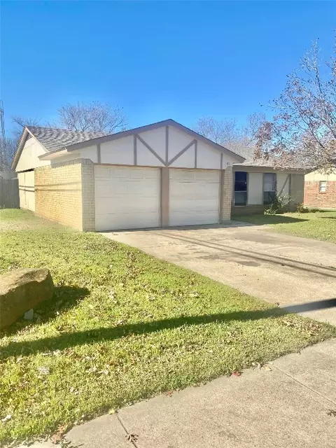 101 Roundtree Dr, Crowley, TX 76036 photo 2