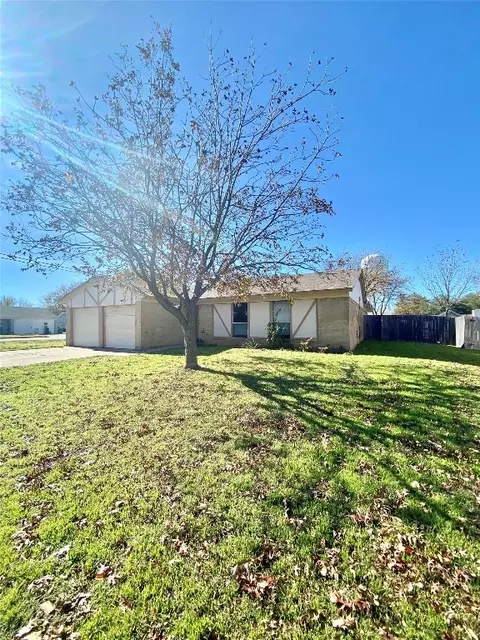 101 Roundtree Dr, Crowley, TX 76036