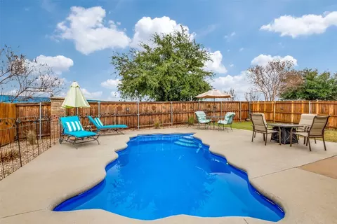499 Grayson Ln, Lake Dallas, TX 75065