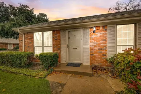 979 Roaring Springs Rd, Fort Worth, TX 76114