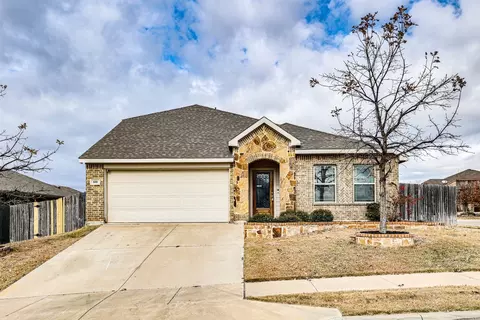 800 Richwood Dr, Crowley, TX 76036