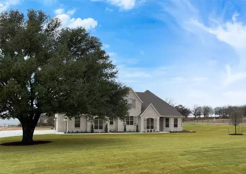 201 Maverick Ct, Granbury, TX 76049