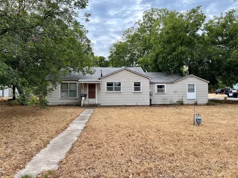 600 E Mesquite St, Nocona, TX 76255