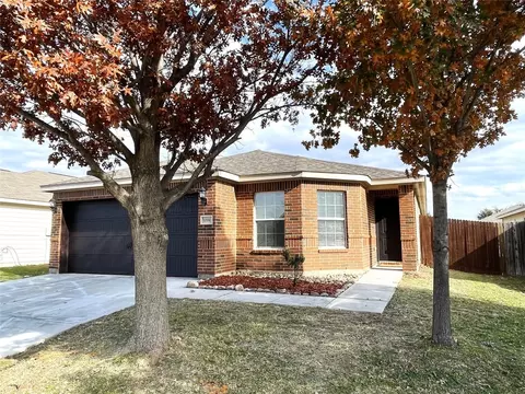 10041 Silent Hollow Dr, Fort Worth, TX 76140
