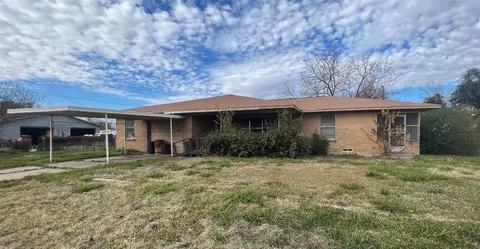 207 Lake Dr, Wills Point, TX 75169