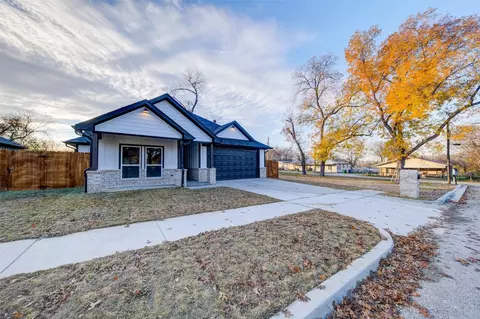 405 N Holman St, Decatur, TX 76234