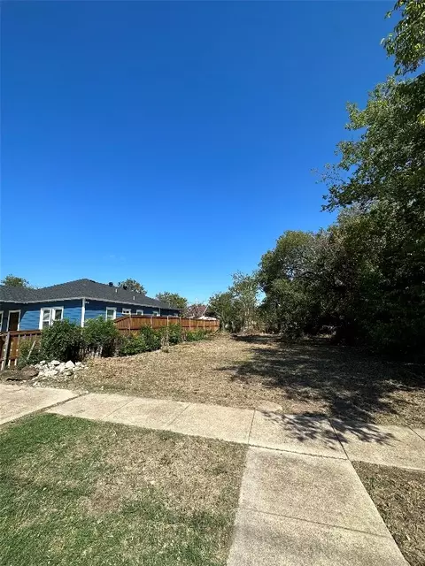 917 E Annie St, Fort Worth, TX 76104