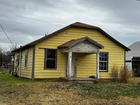 230 S 9th Ave, Munday, TX 76371