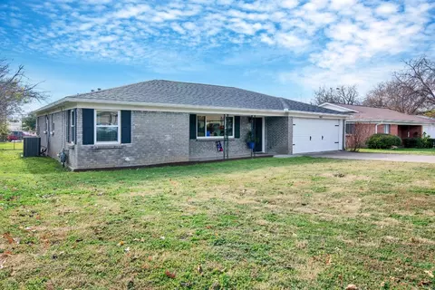 7833 Abbott Dr, White Settlement, TX 76108