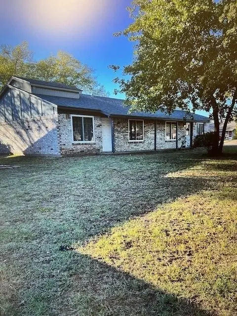 422 Oakwood Ln, Arlington, TX 76012