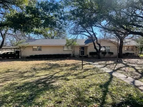 203 33rd St, Mineral Wells, TX 76067
