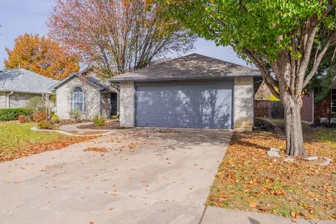 912 Hiawatha Ln, Saginaw, TX 76131