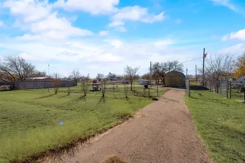 107 Strawberry Ct, Rhome, TX 76078