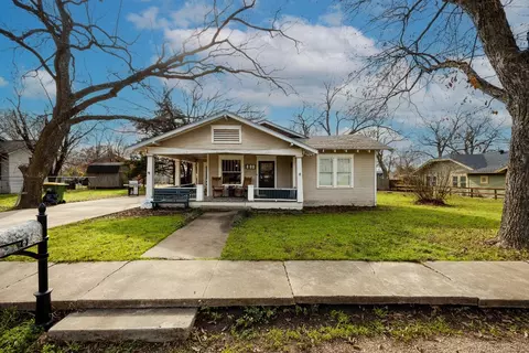 304 E Mcfarland St, Grandview, TX 76050