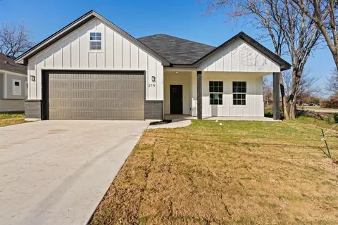 219 Peacock St, Cleburne, TX 76031