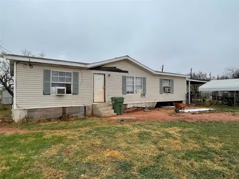 112 Seminole St, Tye, TX 79563