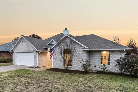 210 D Lynne St, Aubrey, TX 76227