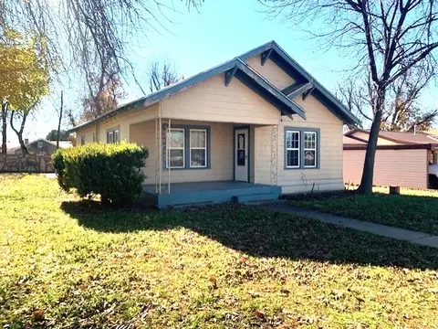 411 SE 3rd St, Knox City, TX 79529