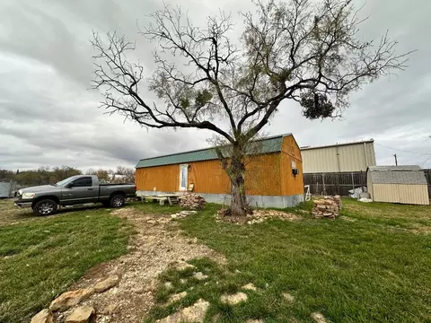 602 E 7th St, Baird, TX 79504