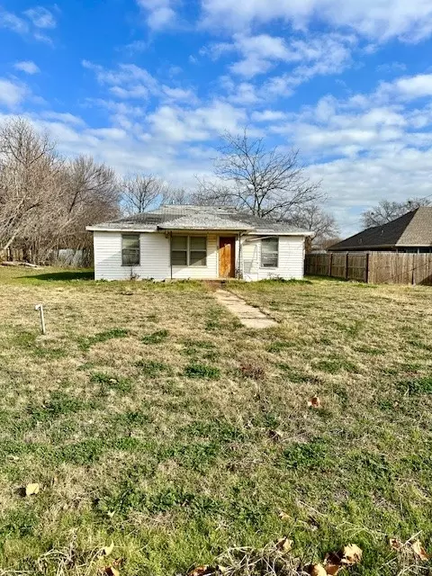 618 N Main St, Aubrey, TX 76227