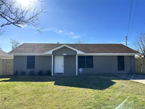 1706 Dellis St, Kaufman, TX 75142