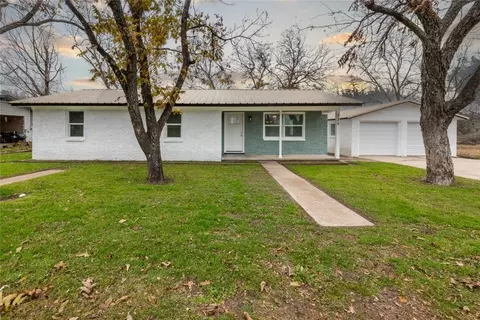 725 E White St, Hamilton, TX 76531