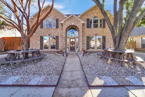 2731 Water Oak Dr, Grand Prairie, TX 75052