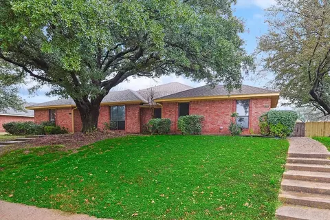 816 Summit Dr, Desoto, TX 75115