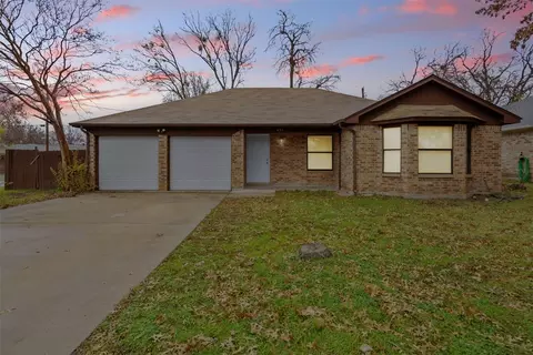 401 Allencrest Dr, White Settlement, TX 76108