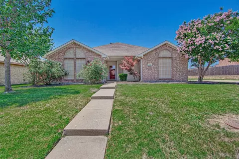 737 Summercrest Blvd, Burleson, TX 76028
