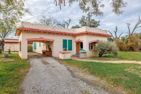 806 S Elm St, Brady, TX 76825