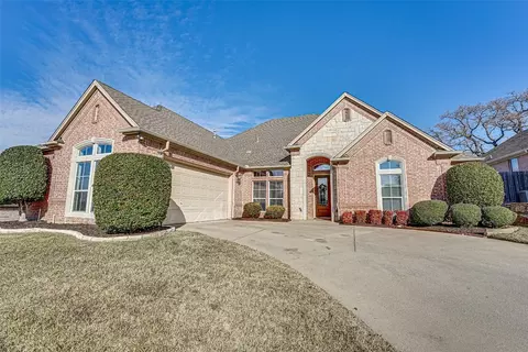 917 Crestview Dr, Bedford, TX 76021