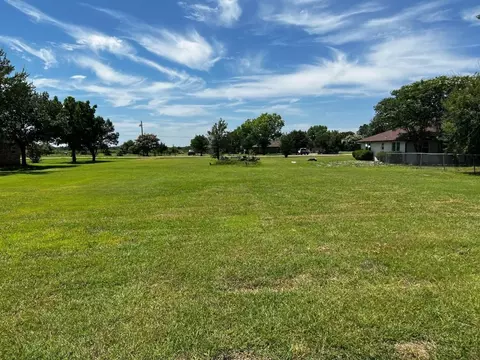 323 Crestview Dr, Red Oak, TX 75154