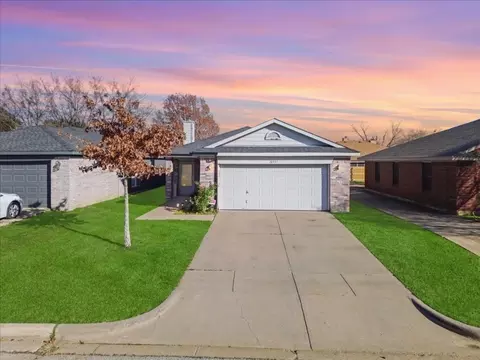 10537 Flamewood Dr, Fort Worth, TX 76140