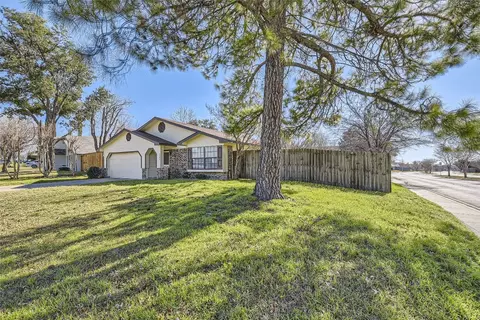 2200 Sequoia Ln, Bedford, TX 76021