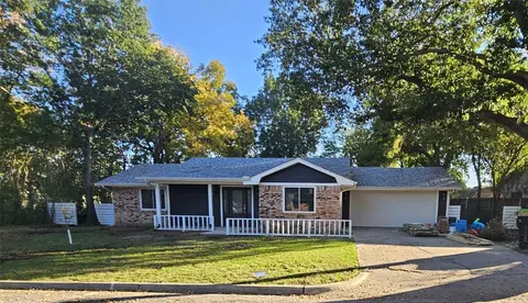 733 E Roewe St, Pilot Point, TX 76258