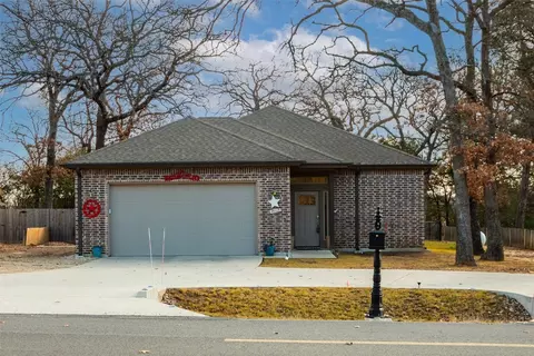 205 Comanche Dr, Lake Kiowa, TX 76240