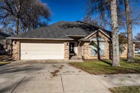 2221 Greendale Ct, Bedford, TX 76022