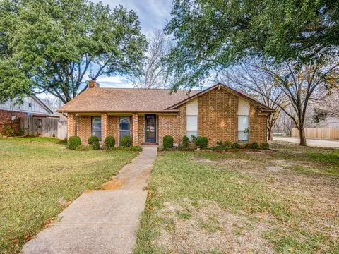 1633 Timberline Dr, Benbrook, TX 76126