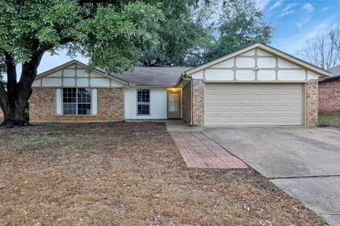 6404 Walnut Springs Dr, Arlington, TX 76001