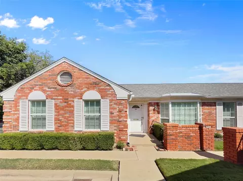 1373 Roaring Springs Rd, Fort Worth, TX 76114